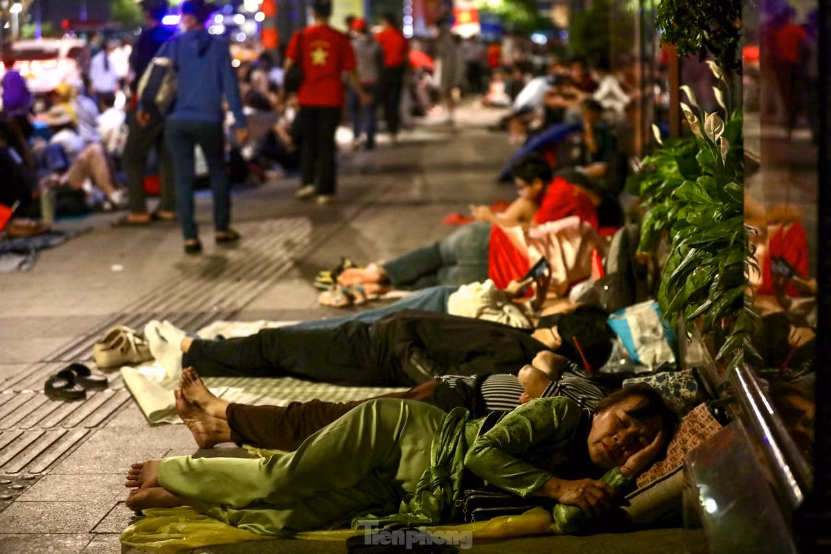 Nghin nguoi ngu dem tren he pho cho tong duyet dieu binh 30/4-Hinh-11