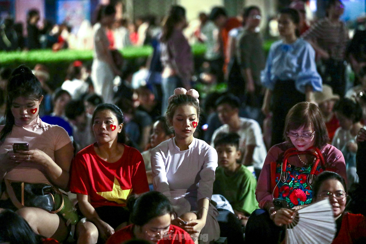 Nghin nguoi ngu dem tren he pho cho tong duyet dieu binh 30/4-Hinh-7