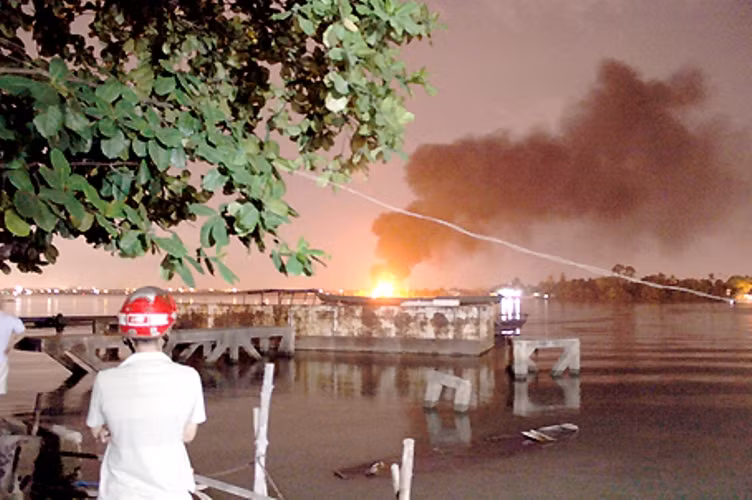 Cả khúc sông Đồng Nai chìm trong biển lửa từ vụ cháy tàu chở dầu. Ảnh: T.Danh.