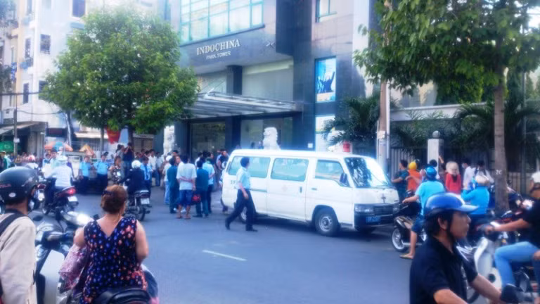 Thi thể ông L. được đưa khỏi hiện trường.