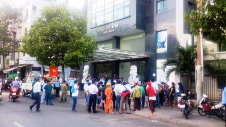 Hiện trường nơi Giám đốc rơi từ tầng 9 tòa nhà xuống đất tử vong.