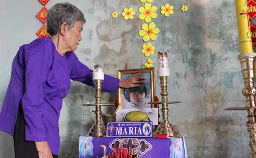 Người mẹ già bên di ảnh con.