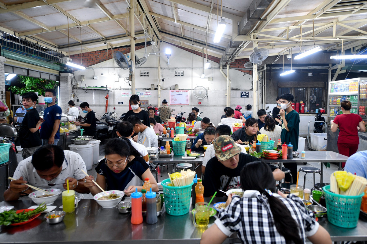 Pho mien ga Ky Dong o TP.HCM don them khach tre nho hieu ung Michelin