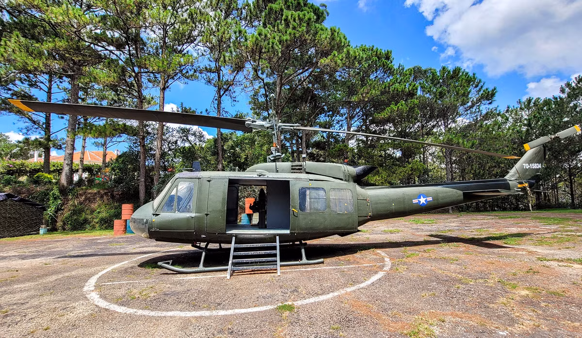 Từ cửa bí mật ra chiếc trực thăng Bell UH-1 Iroquois chưa đến 50 m. Đây là chiếc trực thăng do Mỹ sản xuất và còn giữ gần như nguyên bản để trưng bày.