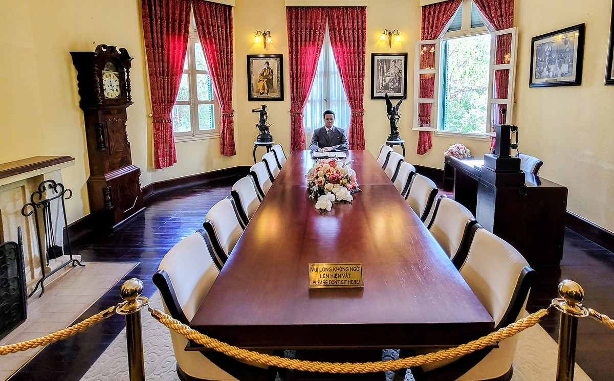 Phòng làm việc của vua Bảo Đại ở tầng 1 của Dinh I. Trong ảnh là tượng sáp mô phỏng quốc trưởng Bảo Đại.