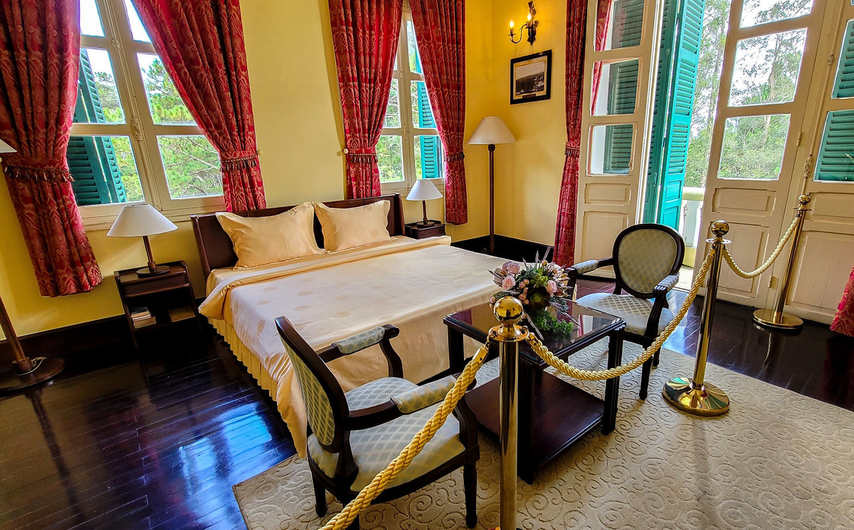 Phòng ngủ của vua Bảo Đại. "Những hiện vật tái hiện gần như nguyên bản nhằm giúp du khách trải nghiệm, hình dung về thời gian cựu hoàng Bảo Đại sinh sống tại đây", một hướng dẫn viên khu du lịch cho biết.