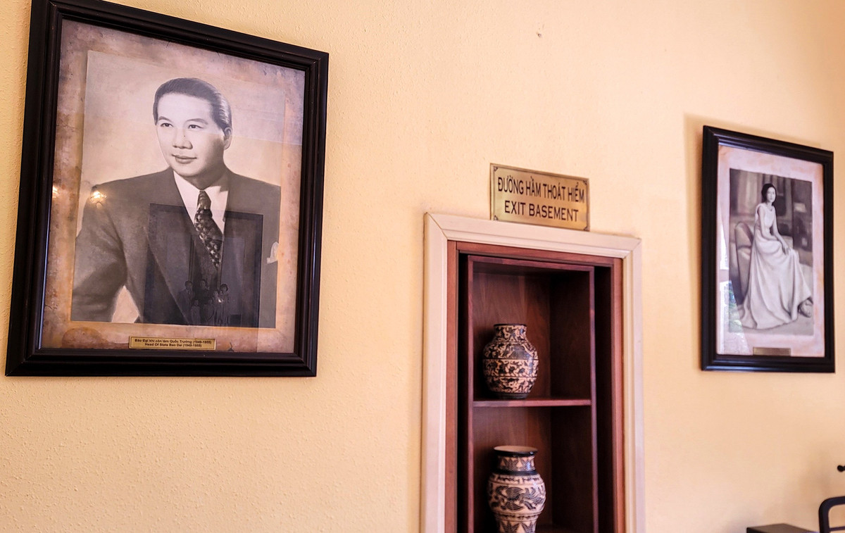 Vị trí cánh cửa hầm bí mật dẫn ra nơi chiếc trực thăng quân đội đa năng Bell UH-1 Iroquois đậu phía sau Dinh I.