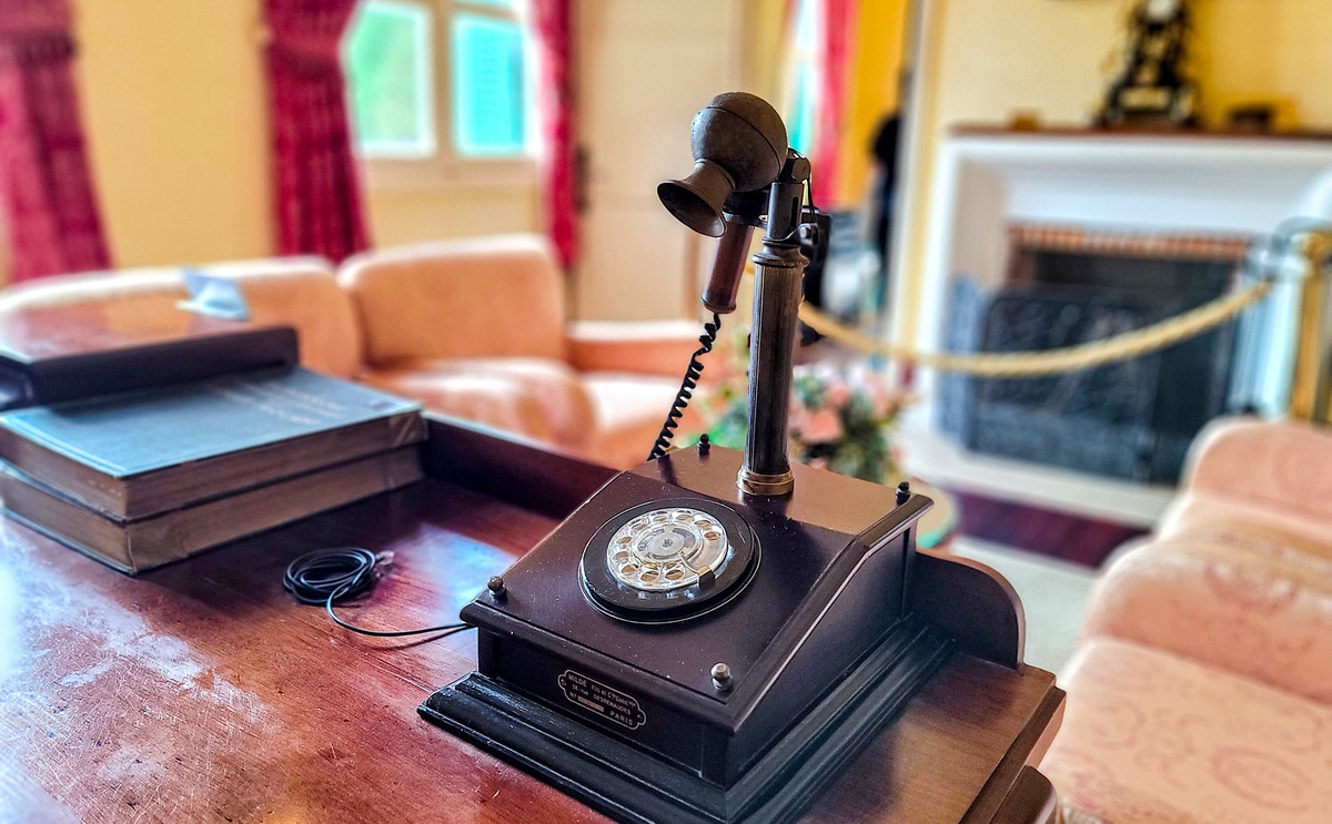 Chiếc điện thoại bàn được trưng bày trong phòng làm việc của ông Nguyễn Đệ, nguyên là Đổng lý Văn võ phòng Quốc trưởng Bảo Đại - Khâm mạng Hoàng đế, ở tầng trệt.