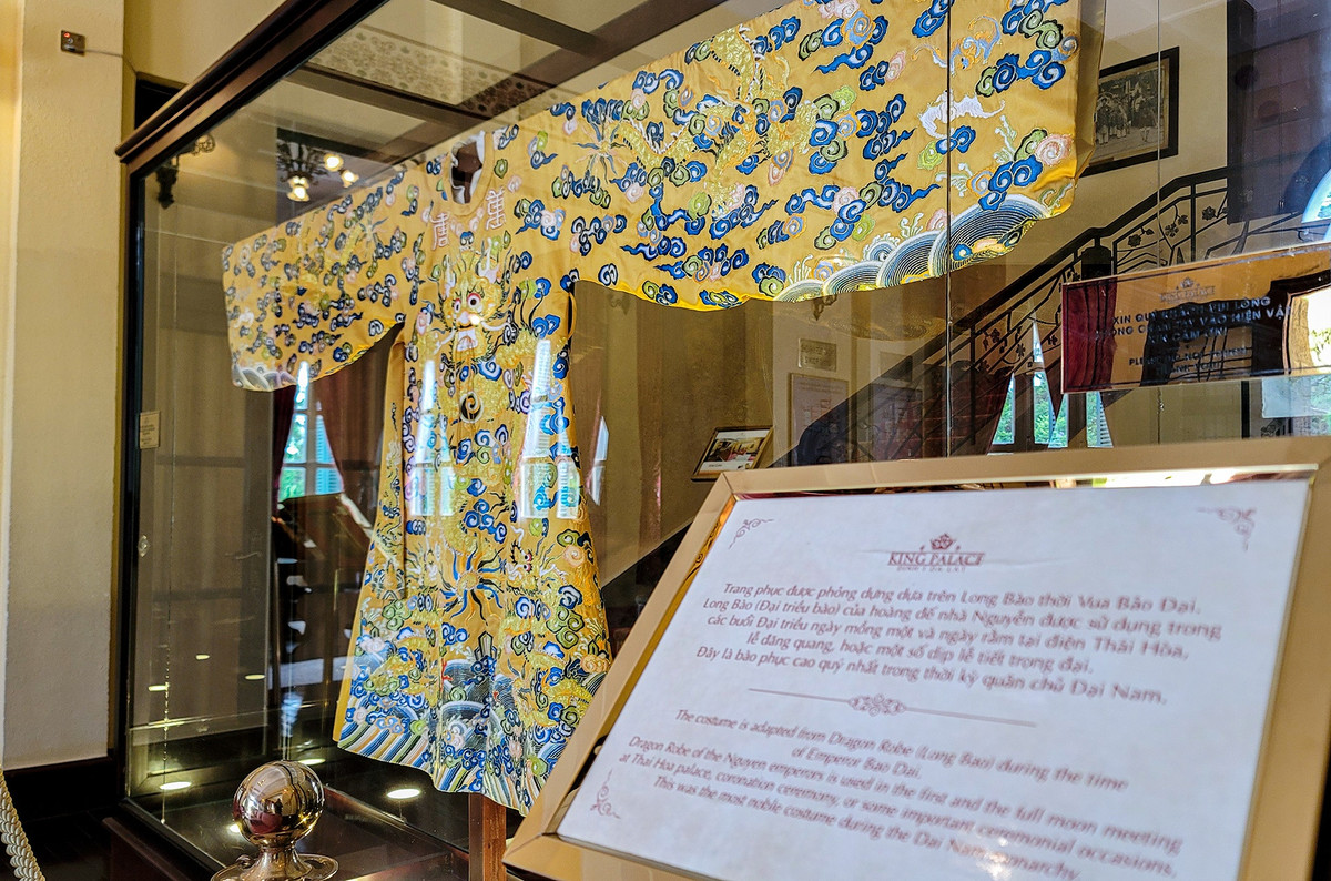 Ngay sảnh chính của Dinh I là nơi trưng bày long bào được tái dựng lại theo thời vua nhà Nguyễn. Long bào này thường sử dụng trong các lễ đại triều vào mùng 1, ngày rằm tại điện Thái Hòa, lễ đăng quang hoặc một số dịp lễ tiết quan trọng của đất nước lúc bấy giờ.