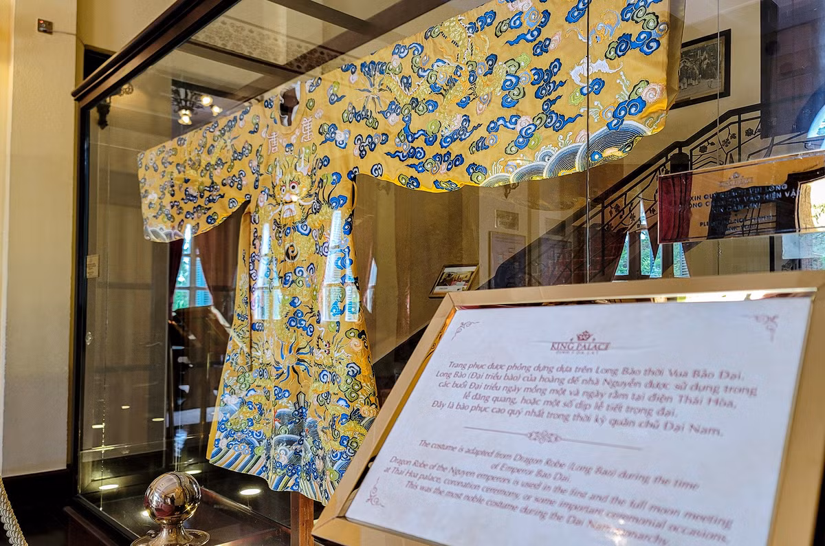 Ngay sảnh chính của Dinh I là nơi trưng bày long bào được tái dựng lại theo thời vua nhà Nguyễn. Long bào này thường sử dụng trong các lễ đại triều vào mùng 1, ngày rằm tại điện Thái Hòa, lễ đăng quang hoặc một số dịp lễ tiết quan trọng của đất nước lúc bấy giờ.