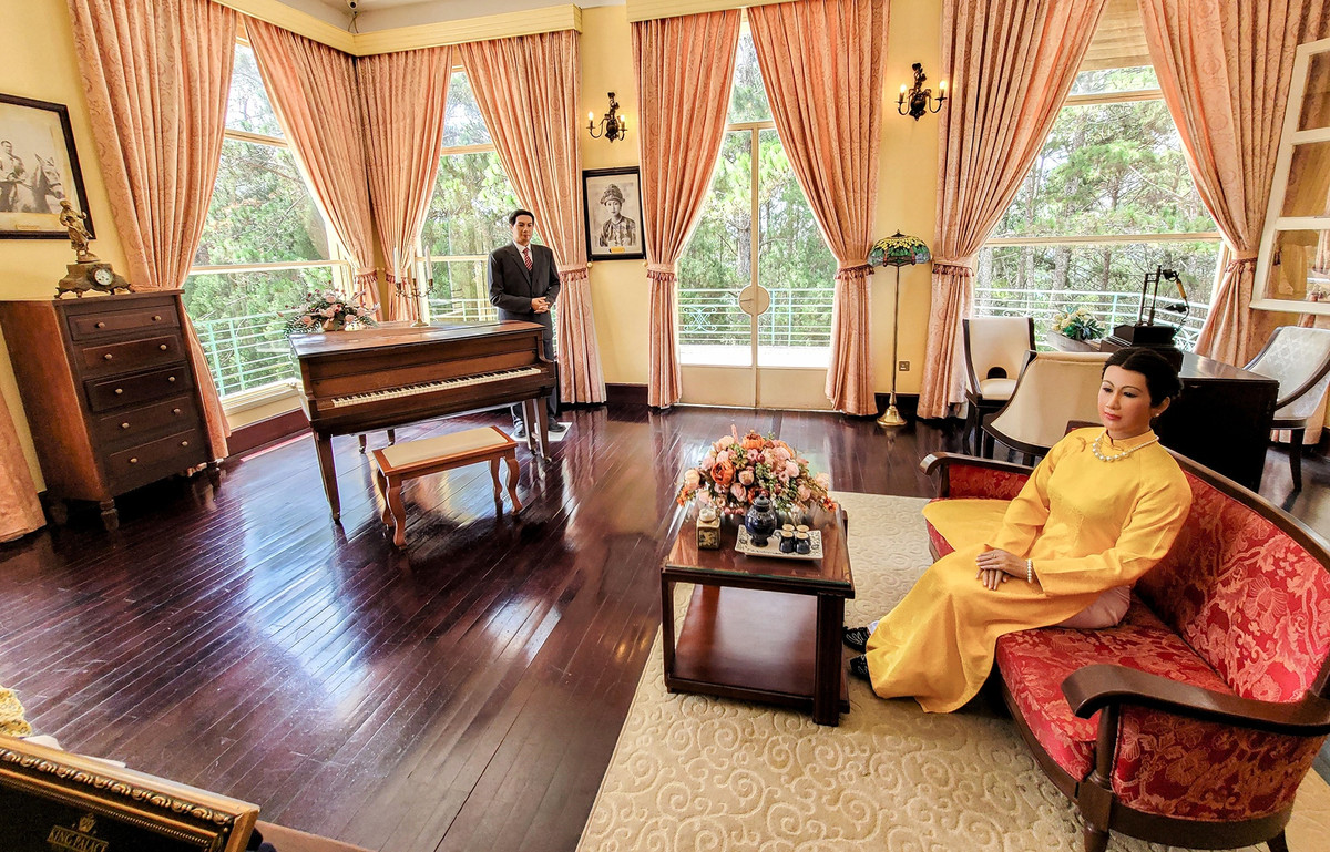 Hai tượng sáp là Hoàng hậu Nam Phương và vua Bảo Đại tại phòng nghỉ, nơi có view ngắm đồi thông rất đẹp.