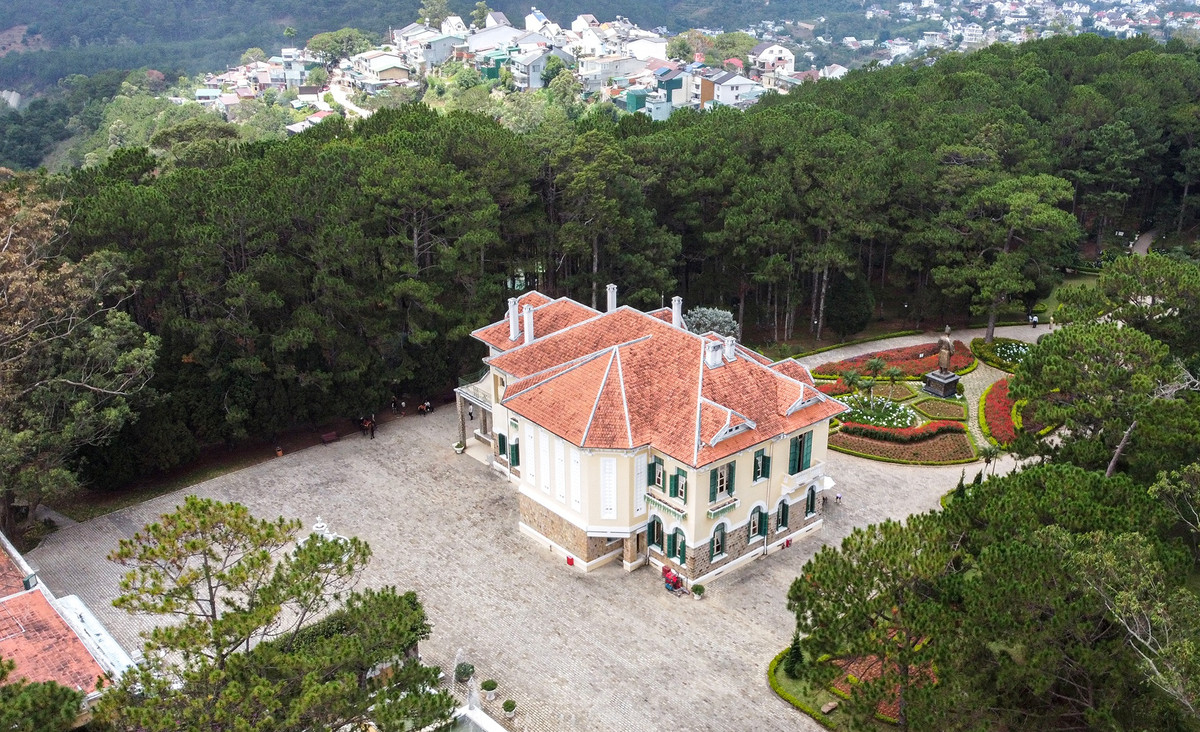 Tòa nhà chính trong Dinh I là ngôi biệt thự rộng hơn 800 m2 gồm 1 tầng hầm, tầng trệt và 1 tầng lầu với 12 phòng lớn nhỏ phục vụ làm việc, sinh hoạt, nghỉ ngơi của gia đình cựu hoàng và người thân tín.