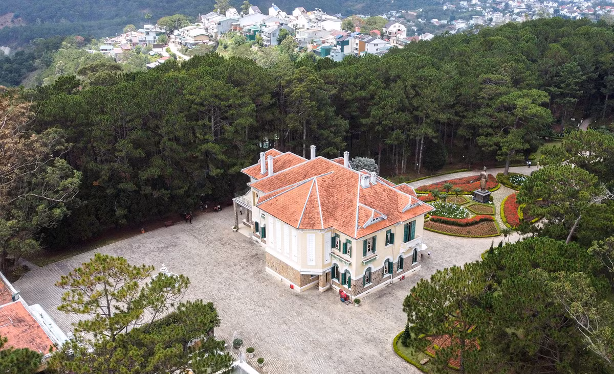 Tòa nhà chính trong Dinh I là ngôi biệt thự rộng hơn 800 m2 gồm 1 tầng hầm, tầng trệt và 1 tầng lầu với 12 phòng lớn nhỏ phục vụ làm việc, sinh hoạt, nghỉ ngơi của gia đình cựu hoàng và người thân tín.