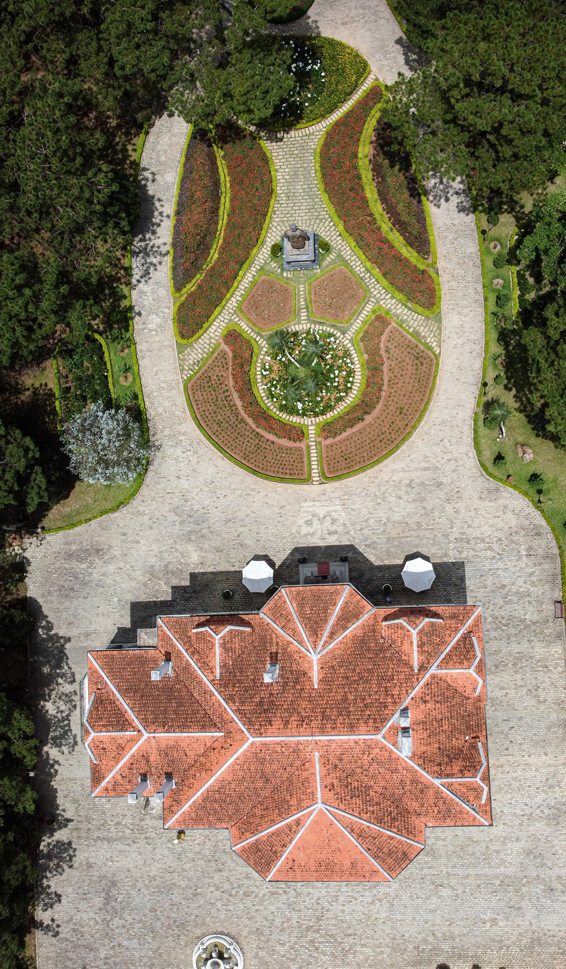 Công trình được xây dựng trên một ngọn đồi ở độ cao 1.550 m có rừng thông bao quanh, rộng khoảng 60 ha. Khi vua Bảo Đại quay lại nắm quyền, thấy nơi đây yên tĩnh và đẹp nên mua lại vào năm 1949 và sửa sang lại. Về sau, khu dinh thự được chính quyền Ngô Đình Diệm sử dụng làm nơi nghỉ mát. Vì vậy nơi đây còn có tên là Dinh Bảo Đại, hoặc Dinh Gia Long.