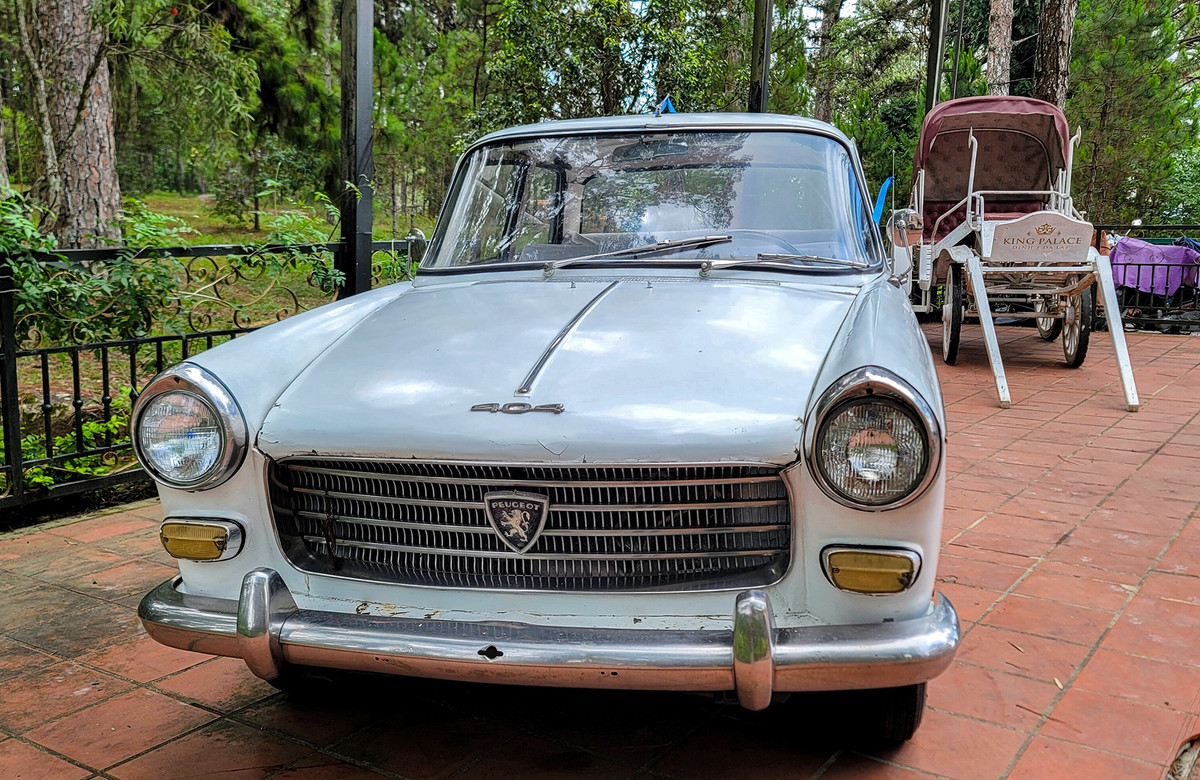 Chiếc ôtô cổ trưng bày trong khu vực Dinh I.