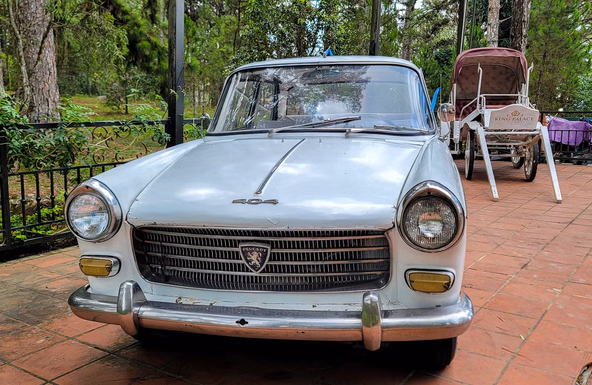 Chiếc ôtô cổ trưng bày trong khu vực Dinh I.