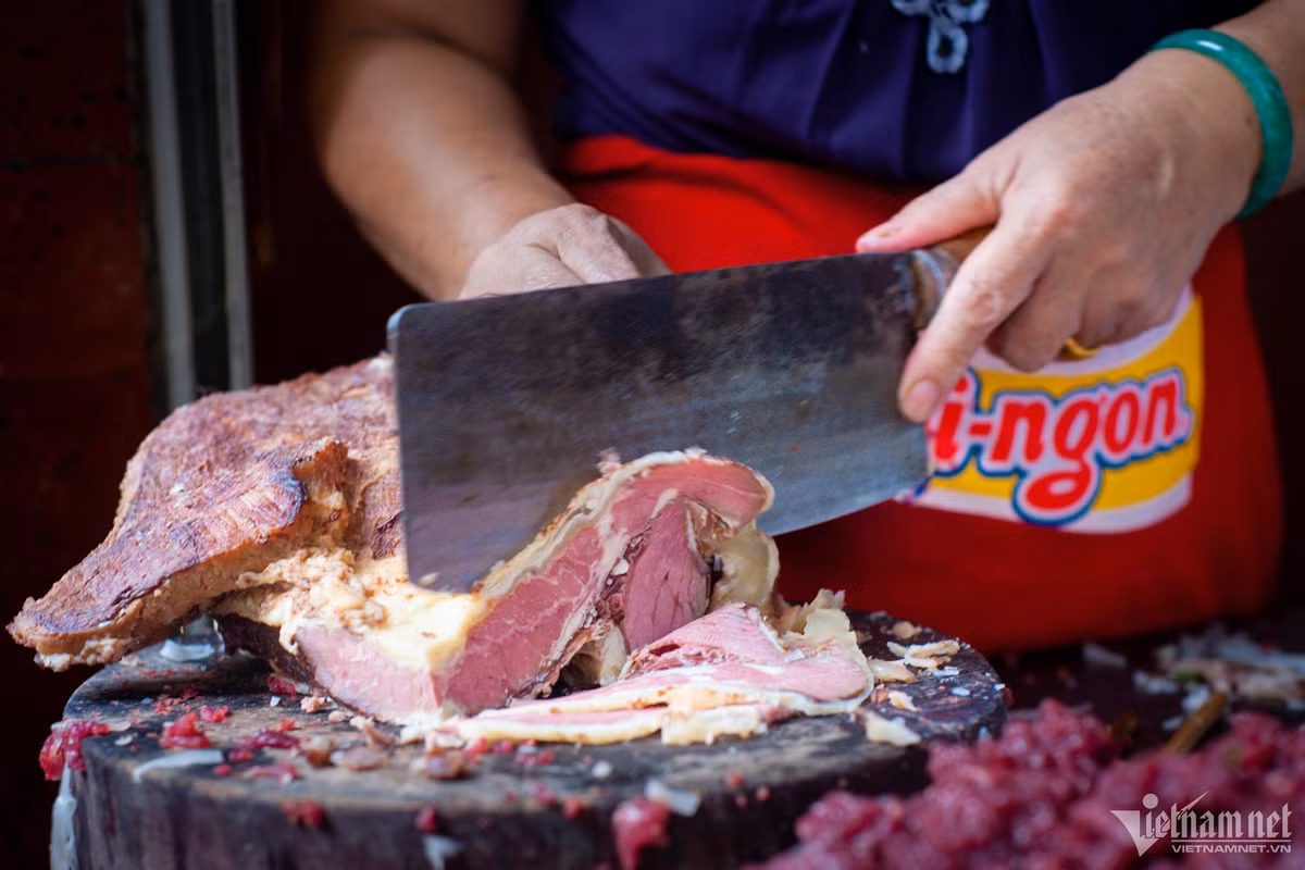 Mỗi ngày, bà Nga đều đặn dậy từ 3h sáng, tỉ mỉ rửa hành, rau, rồi thoăn thoắt thái thịt. Phần gầu được bà tự thái tay hoàn toàn nhưng các miếng vẫn đều tăm tắp. Thịt bò tươi được thái bằng máy nhưng trước khi phục vụ món phở tái, bà Nga dùng dao đập dập rồi miết mỏng, khéo léo đặt thịt vào bát, đổ nước dùng sôi sùng sục lên trên. "Đa phần các quán sẽ chần thịt nhưng tôi không làm vậy. Cách của nhà tôi giúp giữ được độ ngọt của thịt. Tuy nhiên thịt phải đảm bảo sạch, tươi", bà Nga cho hay. Cách làm này tương tự với phở tái tại phở Thìn Bờ Hồ.