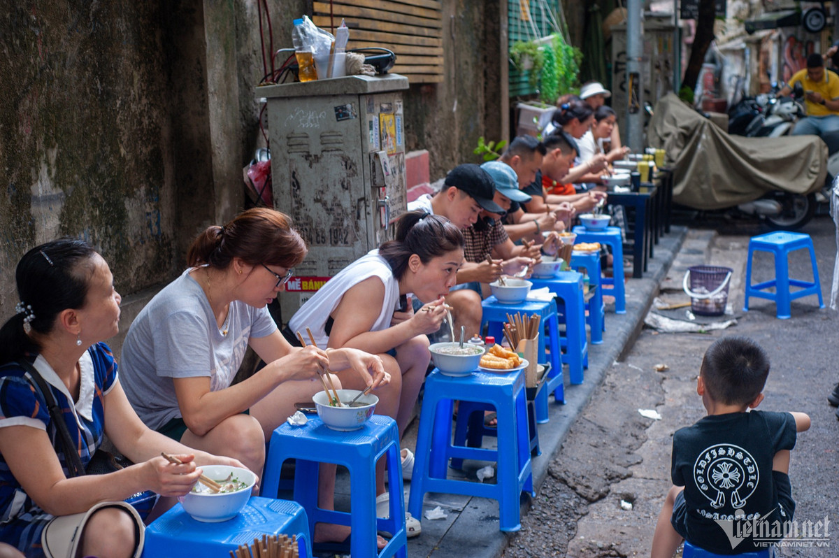 Tuy nhiên, quán nổi tiếng đông khách, do đó thực khách thường phải chờ đợi từ 5 - 15 phút, nhất là khung giờ 7-9h sáng. Lượng khách đông nên đôi khi, nhân viên và bà chủ cũng nhầm lẫn các món khách gọi.