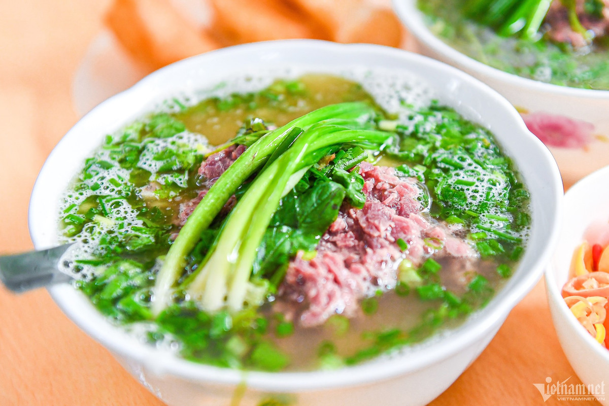 Hiện, giá phở chín tại quán là 55.000 đồng và phở tái giá 65.000 đồng. Thực khách gọi các bát đặc biệt, theo yêu cầu thì mức giá khác nhau.