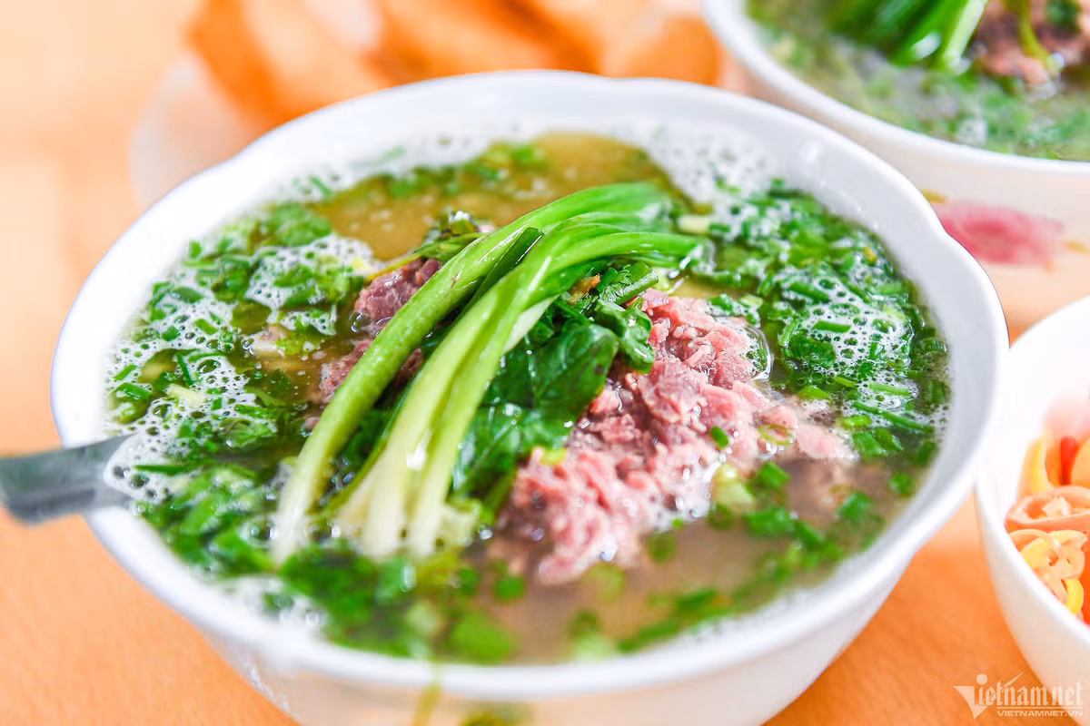 Hiện, giá phở chín tại quán là 55.000 đồng và phở tái giá 65.000 đồng. Thực khách gọi các bát đặc biệt, theo yêu cầu thì mức giá khác nhau.