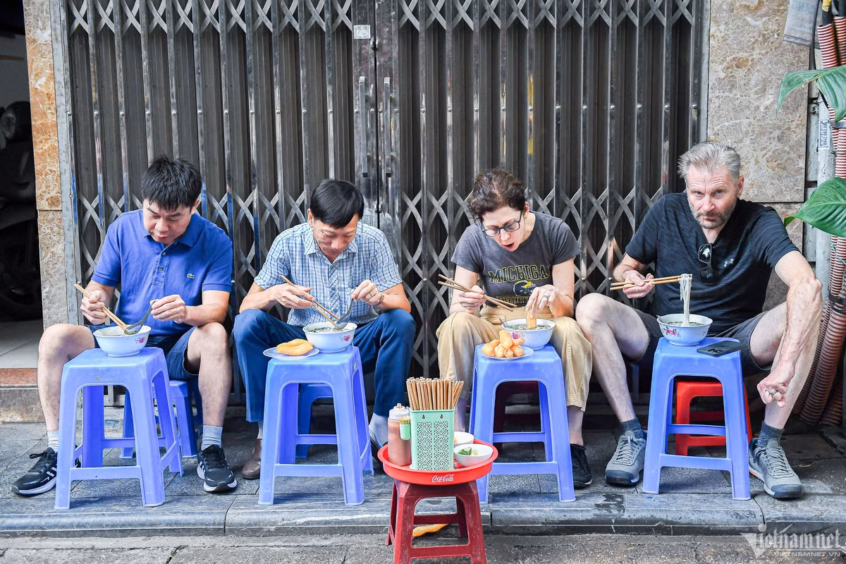 Hai du khách LiLy và Tom tới từ Mỹ thích thú thưởng thức món phở bò Ấu Triệu. Nước dùng đậm đà và bánh phở dẻo khiến họ thích thú. "Tôi không ăn thịt bò nên chỉ gọi phở, nước dùng. Hương vị độc đáo, vừa miệng. Đây là lần thứ ba tôi ăn phở Việt Nam nhưng là lần ngon nhất", anh Tom chia sẻ.