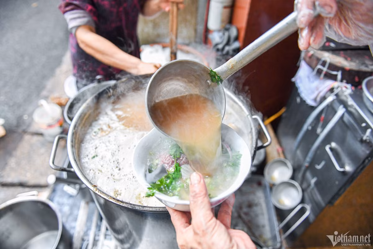 Nằm ngay cửa quán là nồi nước dùng sôi sùng sục, tỏa khói nghi ngút. Khác với hầu hết quán phở Hà Nội sử dụng nước dùng trong, phở của gia đình bà Nga dùng nước đục, béo ngậy. Bà Nga vẫn giới thiệu với khách "trong thì đơn giản, đục như nhà tôi mới khó" - ý để chỉ sự độc đáo trong cách nấu phở của gia đình. Mỗi nồi nước dùng được ninh từ xương bò, thịt bò từ 5h sáng hôm trước tới 6h sáng hôm sau mới bán. Phần xương ống được đập hai đầu để tủy xương dễ dàng ngấm vào nước dùng trong quá trình ninh, phần thịt, gân bám xung quanh xương không được lọc quá sạch nhằm tạo vị ngọt, béo ngậy. Theo bà Nga nước dùng không dùng quế, hồi mà gia giảm với nước mắm ngon, gừng nướng.