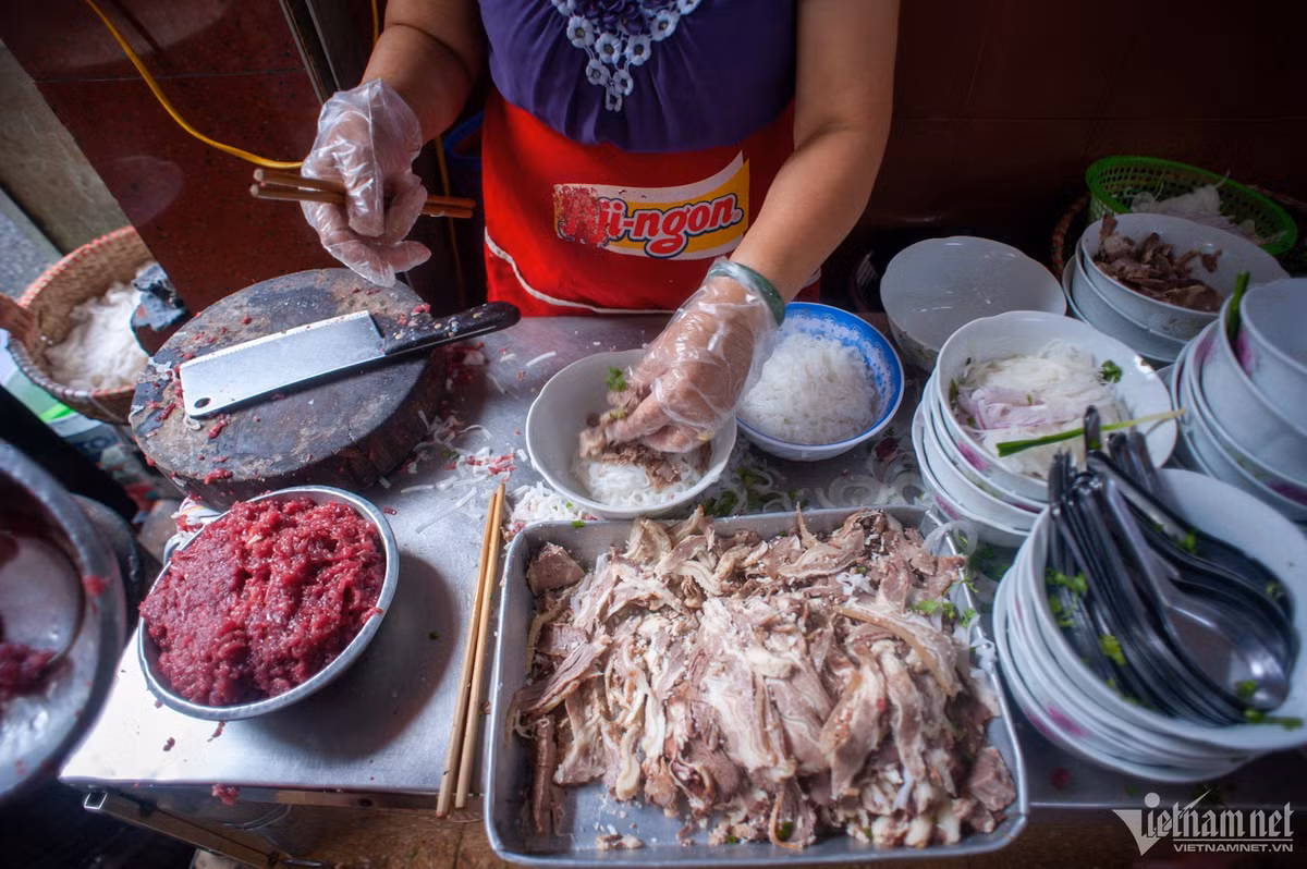 Bánh phở được lấy từ một cơ sở thân quen suốt vài chục năm của gia đình. Sợi phở phải đảm bảo dai, dẻo, đặc bột và ngấm nước dùng.