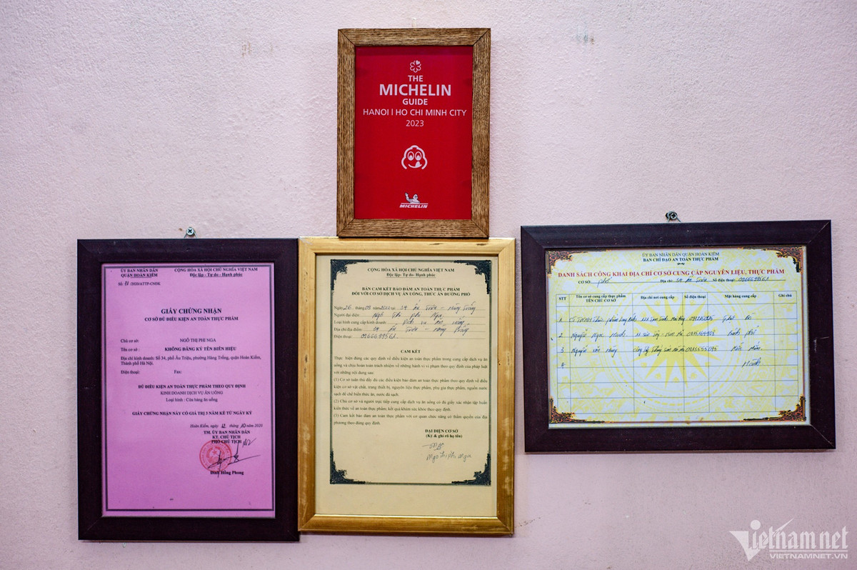 Mới đây, phở Ấu Triệu được trao giải Bib Gourmand (quán ăn ngon với giá cả phải chăng) của Michelin. "Trước đây tôi không biết về giải thưởng này. Ngày nhân viên bưu điện mang thư mời tham dự lễ công bố tới, tôi tưởng bưu phẩm lừa đảo, đắn đo không dám nhận. Thật may, các con đã đọc kỹ và giới thiệu cho tôi về Michelin. Cả nhà mừng lắm, háo hức chờ ngày công bố", bà Nga vừa thoăn thoắt thái thịt vừa chia sẻ. "Ngày 6/6, tôi đi dự lễ công bố. Khi được vinh danh, tôi đã vỡ òa hạnh phúc. Tham dự sự kiện tới muộn, tôi không kịp nấu nước dùng nên ngày 7/6, quán đóng cửa. Nhiều khách tới thấy vậy thì lạ lắm, tiếc nuối rời đi. Không ai thay tôi nấu nước dùng, thái thịt và đứng bếp được", bà Nga cho hay.