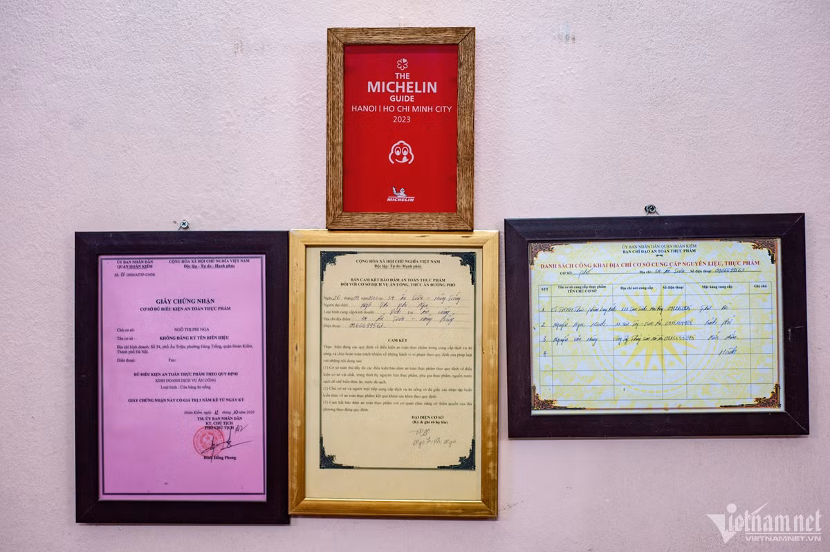 Mới đây, phở Ấu Triệu được trao giải Bib Gourmand (quán ăn ngon với giá cả phải chăng) của Michelin. "Trước đây tôi không biết về giải thưởng này. Ngày nhân viên bưu điện mang thư mời tham dự lễ công bố tới, tôi tưởng bưu phẩm lừa đảo, đắn đo không dám nhận. Thật may, các con đã đọc kỹ và giới thiệu cho tôi về Michelin. Cả nhà mừng lắm, háo hức chờ ngày công bố", bà Nga vừa thoăn thoắt thái thịt vừa chia sẻ. "Ngày 6/6, tôi đi dự lễ công bố. Khi được vinh danh, tôi đã vỡ òa hạnh phúc. Tham dự sự kiện tới muộn, tôi không kịp nấu nước dùng nên ngày 7/6, quán đóng cửa. Nhiều khách tới thấy vậy thì lạ lắm, tiếc nuối rời đi. Không ai thay tôi nấu nước dùng, thái thịt và đứng bếp được", bà Nga cho hay.