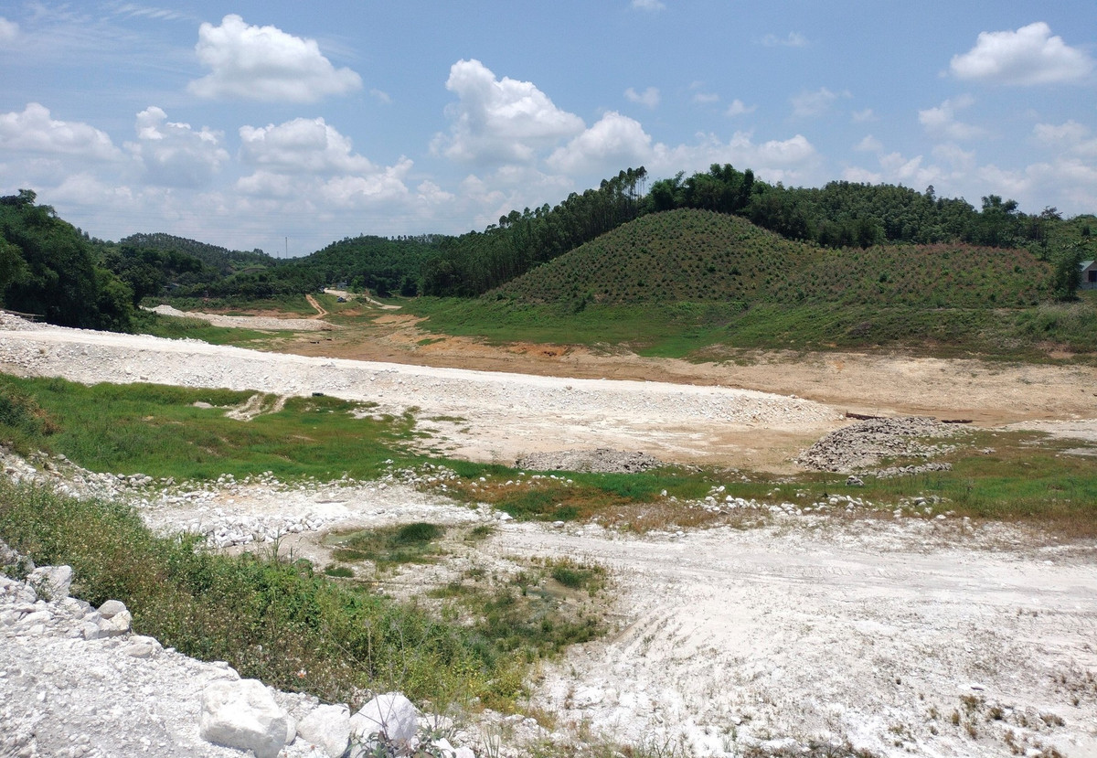 Nhiều khu vực khác mực nước cạn sạch, lộ rõ khoảng trống.