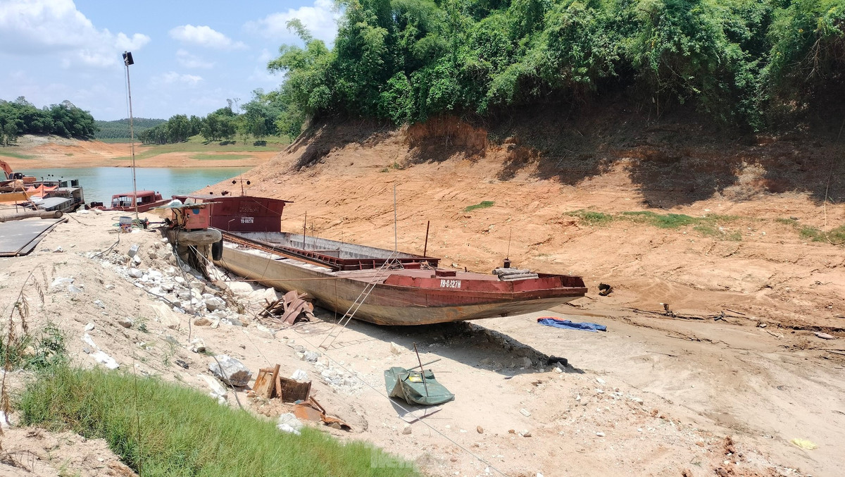 Các bến cảng nhập đá trắng làm nguyên liệu của một số nhà máy trên địa bàn như Công ty CP xi măng và khoáng sản Yên Bái, Xi măng Yên Bình... cũng bị trì trệ do mức nước hồ cạn dưới mực nước chết, hai đầu bến đều trơ cạn, không bảo đảm vận chuyển bằng đường thủy.