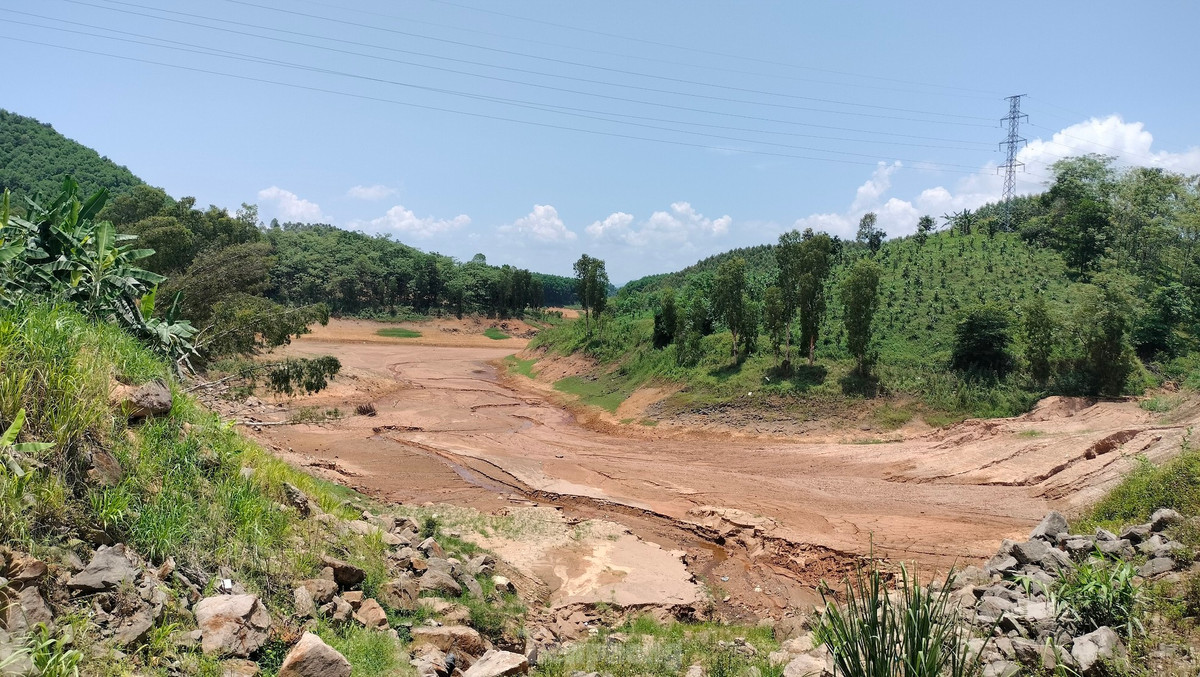 Tại các khu vực ven hồ Thác Bà, mực nước bình thường vào khoảng 10 - 15m, nhưng hiện tại cạn trơ đáy, tạo thành các rãnh, điểm, bãi đất trống dài hàng kilomet.