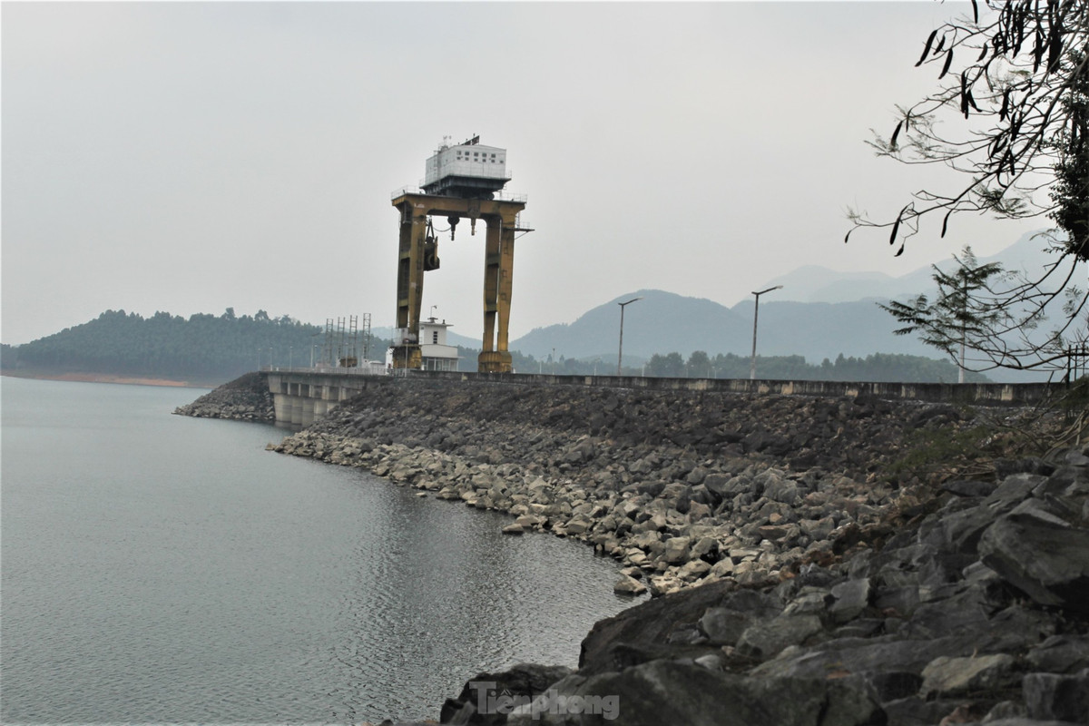 Theo báo cáo của thủy điện Thác Bà, tính đến 11h, ngày 7/6, mực nước của hồ Thác Bà là 45,63m, thấp hơn mực nước chết 37cm. Việc mực nước xuống thấp kỷ lục này ảnh hưởng rất lớn đến việc duy trì dòng chảy, phát điện của nhà máy, công suất xuống chỉ còn 200.000 kW/ngày, thấp hơn rất nhiều công suất hiện có.