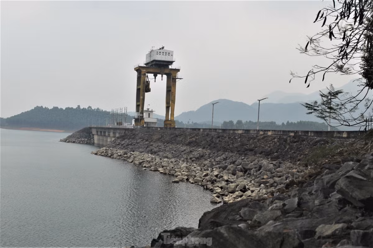 Theo báo cáo của thủy điện Thác Bà, tính đến 11h, ngày 7/6, mực nước của hồ Thác Bà là 45,63m, thấp hơn mực nước chết 37cm. Việc mực nước xuống thấp kỷ lục này ảnh hưởng rất lớn đến việc duy trì dòng chảy, phát điện của nhà máy, công suất xuống chỉ còn 200.000 kW/ngày, thấp hơn rất nhiều công suất hiện có.