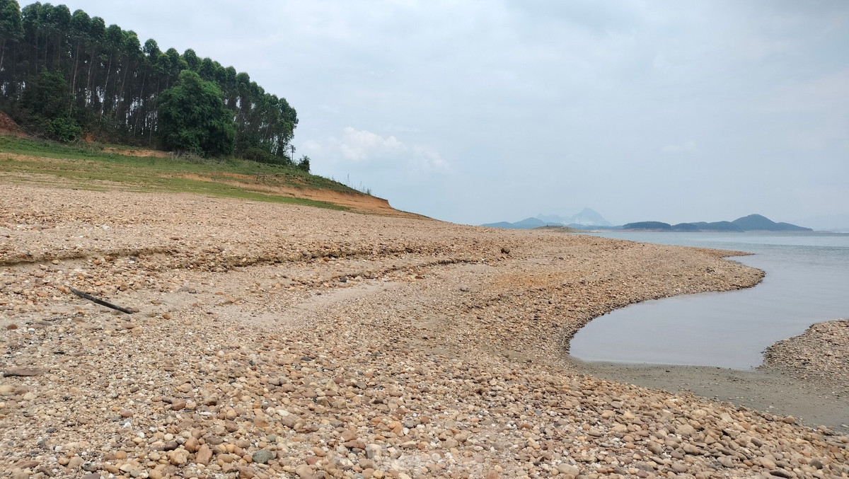 Chủ tịch tỉnh Yên Bái đề nghị cần tăng cường thông tin, tuyên truyền về tình hình nguồn nước tới người dân để nâng cao ý thức trong việc sử dụng tiết kiệm điện, nước, chủ động tích trữ và sử dụng nước hiệu quả, chống thất thoát, lãng phí nước. Triển khai các biện pháp cấp nước sinh hoạt, lắp đặt vận hành trạm bơm dã chiến; kéo dài đường ống dẫn nước để kết nối nguồn nước từ đô thị phục vụ cho nông thôn; vận chuyển nước sinh hoạt cho các khu vực không bảo đảm nguồn nước.