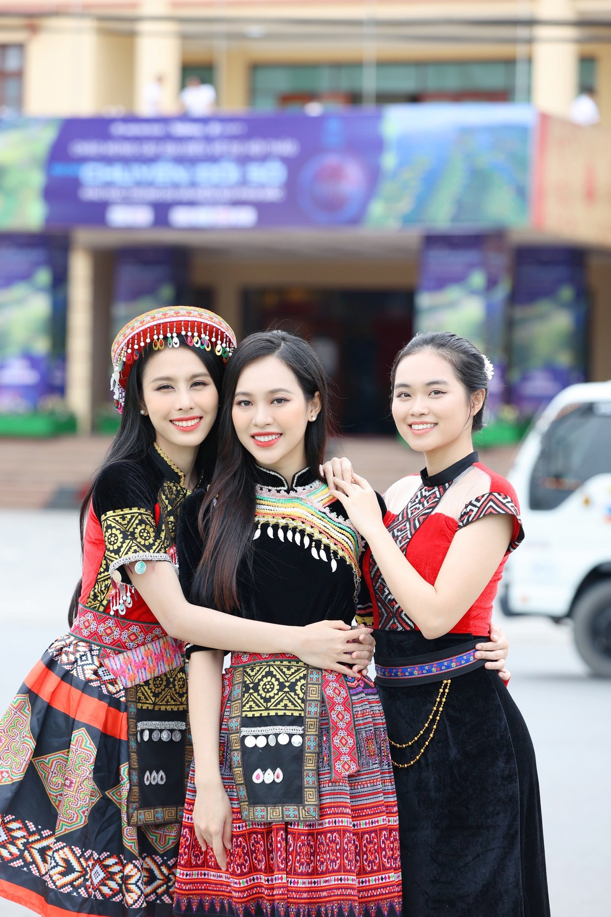 A hau Thuy Linh, Ngoc Hang khoe sac voi trang phuc tho cam Tay Bac-Hinh-5