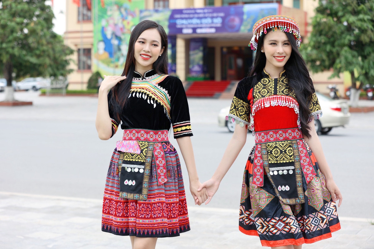 A hau Thuy Linh, Ngoc Hang khoe sac voi trang phuc tho cam Tay Bac-Hinh-4