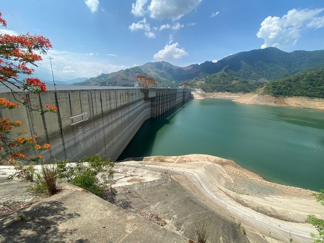 Mực nước trong lòng hồ thuỷ điện Sơn La về mực nước chết và đã xuống thấp cả chục mét. Ảnh: Chí Tuệ. “Nhu cầu sử dụng điện ở khu vực miền Bắc có thể lên mức 23.500-24.000 MW trong những ngày nắng nóng sắp tới. Như vậy, hệ thống điện miền Bắc sẽ thiếu hụt khoảng 4.350 MW. Sản lượng không đáp ứng được trung bình ngày khoảng là 30,9 triệu kWh. Ngày cao nhất có thể thiếu lên tới 50,8 triệu kWh. Hệ thống điện miền Bắc đang đối mặt với nguy cơ thiếu công suất tại hầu hết các giờ trong ngày”, Cục trưởng Điều tiết Điện lực cảnh báo.
