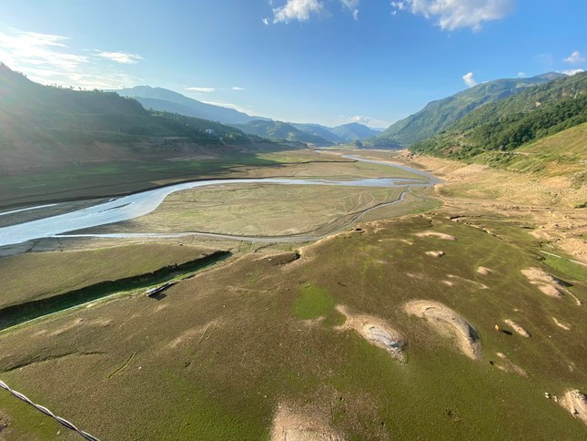 Những dòng chảy hiếm hoi ở hạ lưu thuỷ điện Sơn La. Ảnh: Chí Tuệ. Theo Cục Điều tiết điện lực, trong những ngày vừa qua, EVN đã phải tiến hành điều tiết giảm phụ tải tại miền Bắc. Như ngày 5/6, tổng công suất phụ tải tiết giảm là 3.609 MW lúc 16h30, trong đó tiết giảm phụ tải công nghiệp lớn nhất khoảng 1.423MW, tiết giảm phụ tải sinh hoạt lớn nhất là 1.264MW.