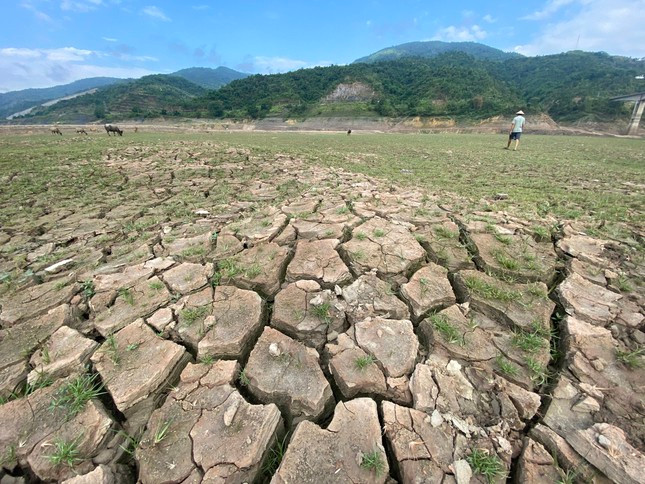 Đất dưới lòng sông khô cằn, nứt toác vì nhiều ngày không có nước. Ảnh: Chí Tuệ. Về khả năng cấp điện trong những ngày tới ở miền Bắc, ông Trần Việt Hòa - Cục trưởng Điều tiết điện lực, Bộ Công Thương - xác nhận với Tiền Phong về việc cắt điện ở miền Bắc sẽ vẫn tiếp tục trong thời gian tới trong bối cảnh hạn hán ngày càng khốc liệt và các hồ thủy điện lớn đang dần cạn hết nước.