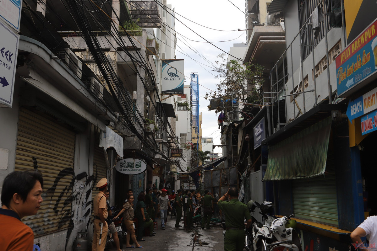 Gần trưa, công tác khám nghiệm vẫn đang diễn ra. Theo người dân trong khu vực, gia đình nạn nhân thuê căn nhà để ở và mở tiệm tạp hóa được vài tháng. Gia đình sống hiền hòa, được mọi người xung quanh quý mến.