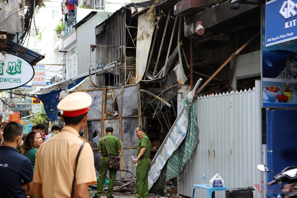 Người dân sống xung quanh cho biết, khi phát hiện sự việc thì lửa bùng nhanh, lan sang hai nhà bên cạnh. Lúc này, trong nhà có khoảng 10 người. Nhiều người chạy lên trên tầng cao kêu cứu, sau đó họ lần lượt được đưa xuống, còn 3 ông cháu thì không thoát được. "Cả khu vực nhốn nháo, mọi người tìm cách ứng cứu song đám cháy quá lớn, đành bất lực", một nhân chứng kể lại.