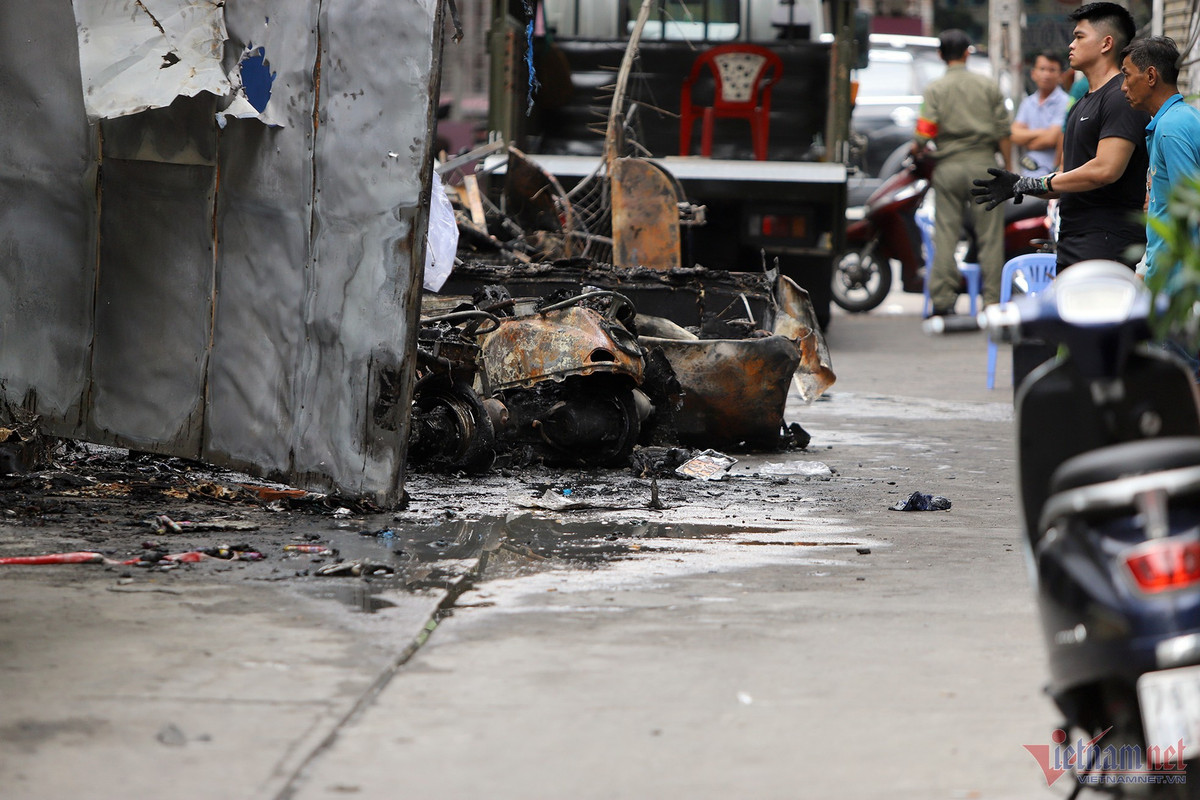 Xe máy cháy trơ khung sau hỏa hoạn.