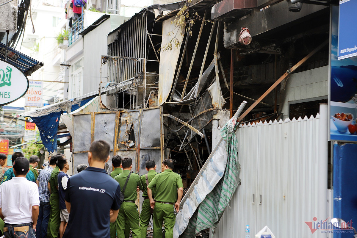 Tuy nhiên, lửa bùng phát mạnh khiến 3 ông cháu tử vong trong nhà, nhiều tài sản bị thiêu rụi. Nhiều nạn nhân được cứu ra ngoài trong tình trạng hoảng loạn.