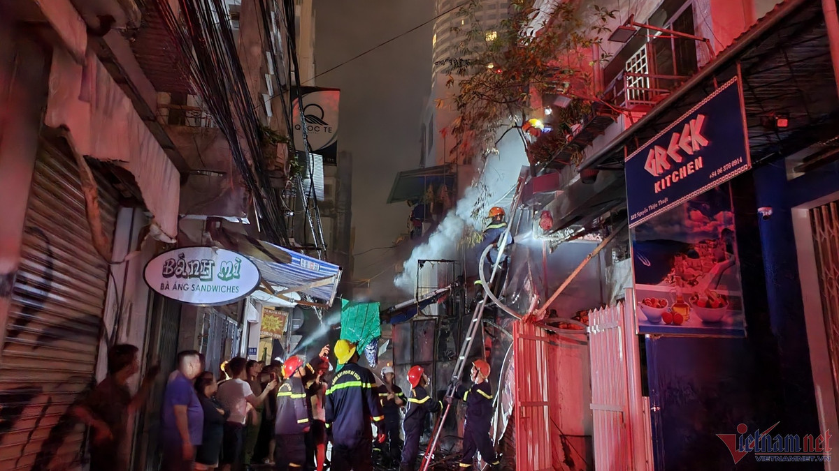 Ngôi nhà trong hẻm khu phố Tây trên đường Nguyễn Thiện Thuật (phường Lộc Thọ, TP Nha Trang) xảy ra cháy lớn vào rạng sáng 10/6. Xe chữa cháy chuyên dụng cùng hàng chục cán bộ, chiến sĩ có mặt tại hiện trường để dập lửa.