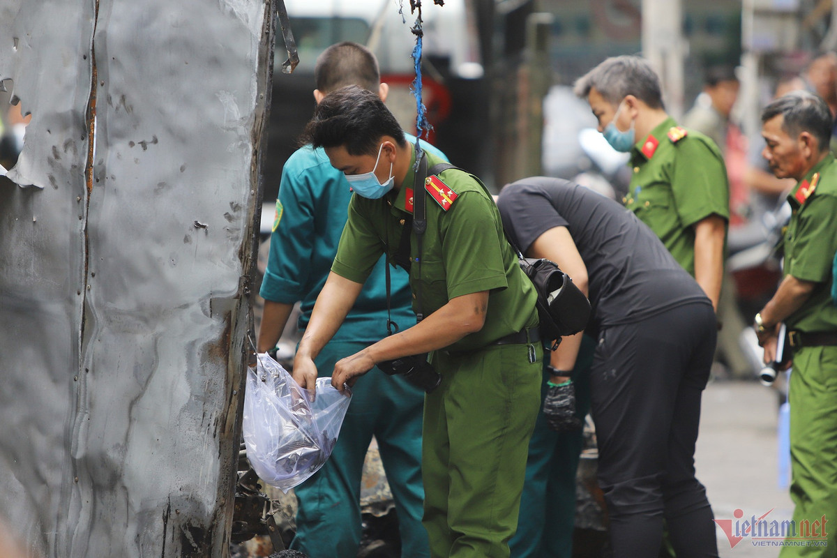 Cảnh sát khám nghiệm, thu các mẫu vật để điều tra nguyên nhân vụ cháy.