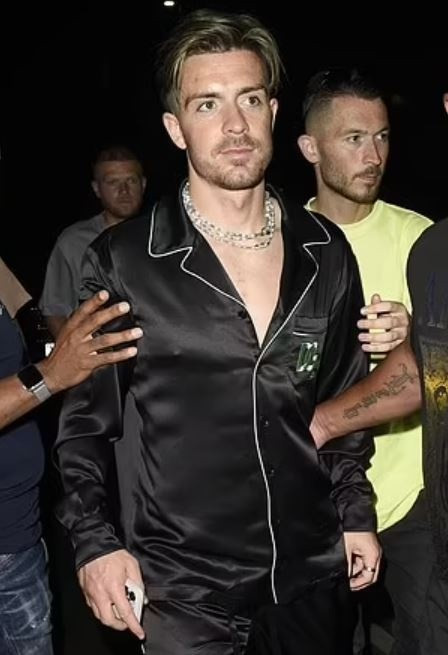 Haaland mac do ngu, deo huy chuong di hop dem-Hinh-2