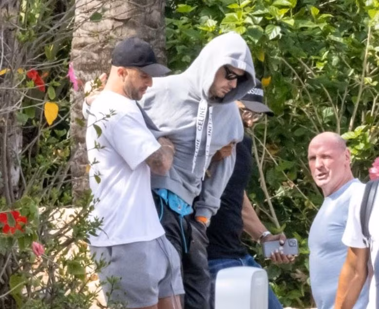 Julian Alvarez chia sẻ anh bị sốc khi thấy Grealish "có thể uống mọi thứ". Cầu thủ chạy cánh người Anh say xỉn và không thể tự đi nên phải nhờ đồng đội dìu khỏi khu nghỉ dưỡng.