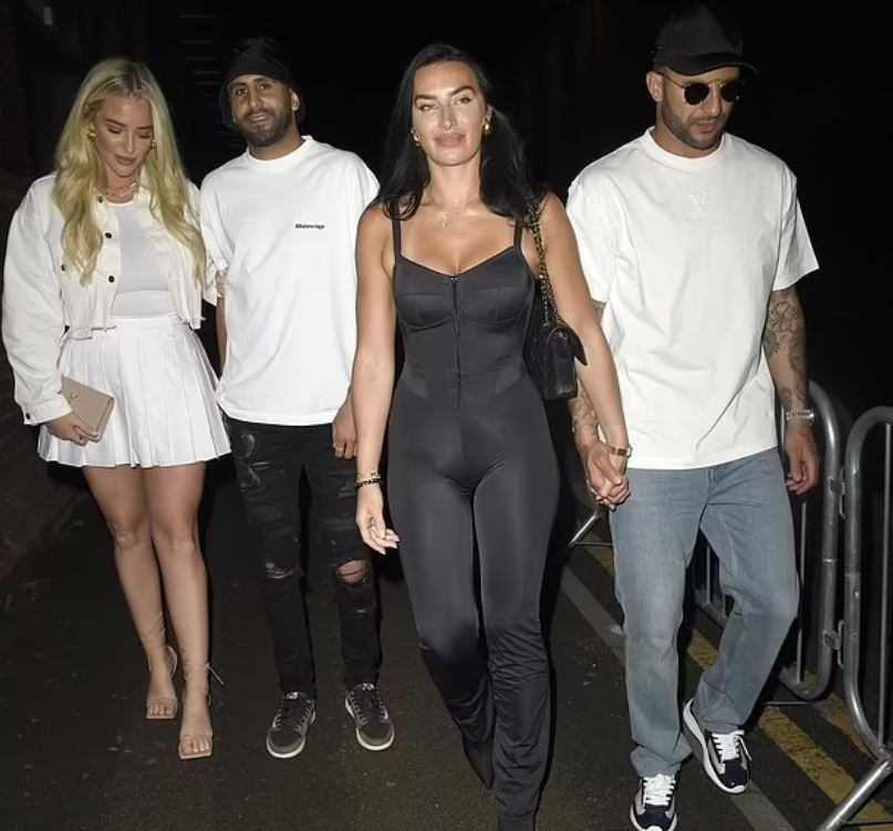 Haaland mac do ngu, deo huy chuong di hop dem-Hinh-3