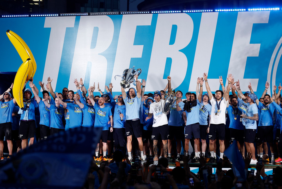 Sau khi cân bằng kỷ lục của Man United, Man City hướng đến việc trở thành đội bóng Anh đầu tiên giành cú ăn 6 trong một năm dương lịch, khi chuẩn bị dự Siêu cúp Châu Âu, Siêu cúp Anh và FIFA Club World Cup.